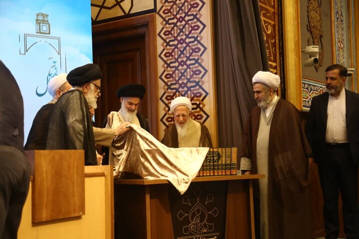 عکس خبری | موسوعه آثار مرحوم آیت‌الله حائری یزدی رونمایی شد