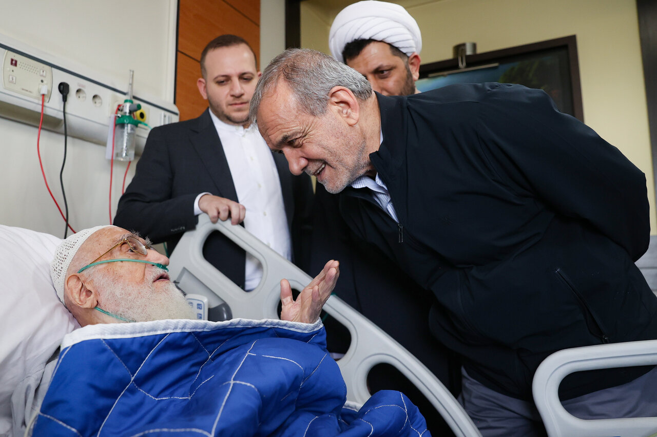 Iran President visits Grand Ayatollah Nouri Hamedani in hospital