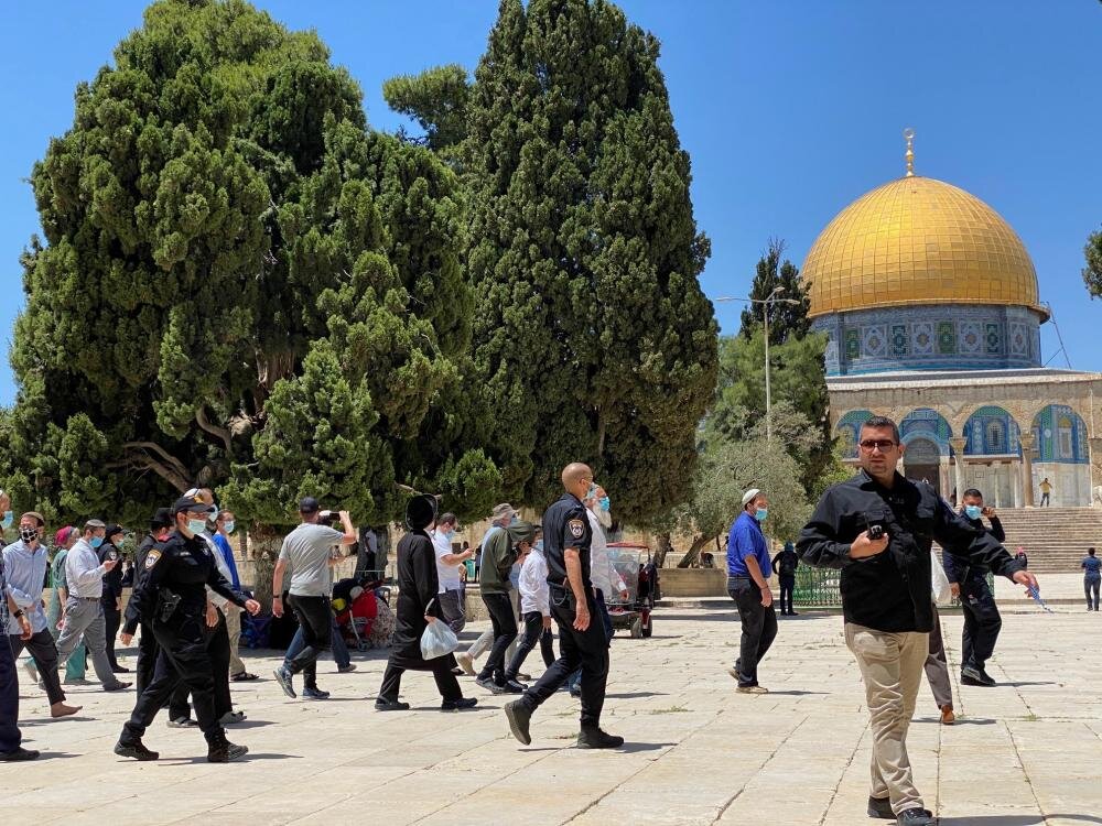 Dozens of extremist Jewish settlers defile Aqsa Mosque under police guard