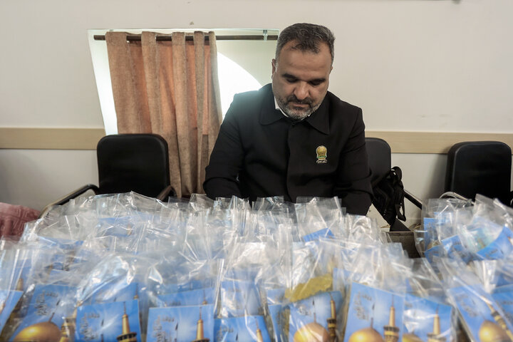 تقرير مصور/ تغلیف وتوزيع خمسة آلاف علبة من النبات المتبرک خلال عشرة الكرامة