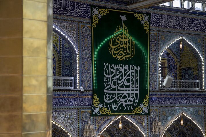 نشر مظاهر الزينة والفرح بمناسبة ذكرى ولادة الإمام الرضا (ع) في العتبة العباسية المقدسة