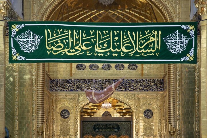 نشر مظاهر الزينة والفرح بمناسبة ذكرى ولادة الإمام الرضا (ع) في العتبة العباسية المقدسة