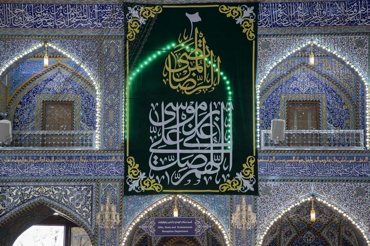 نشر مظاهر الزينة والفرح بمناسبة ذكرى ولادة الإمام الرضا (ع) في العتبة العباسية المقدسة
