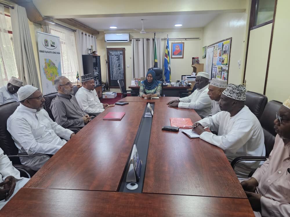 Mkutano na Mkuu wa Mkoa wa Tanga, Dkt. Batlida Burian, pamoja na baadhi ya Masheikh wa Kishia na Kisunni.