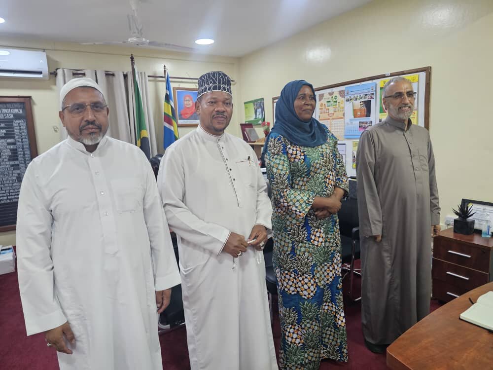 Mkutano na Mkuu wa Mkoa wa Tanga, Dkt. Batlida Burian, pamoja na baadhi ya Masheikh wa Kishia na Kisunni.