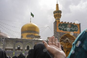 Ambiente espiritual bajo la lluvia en el sagrado santuario de Alí ibn Musa ar-Rida (P)