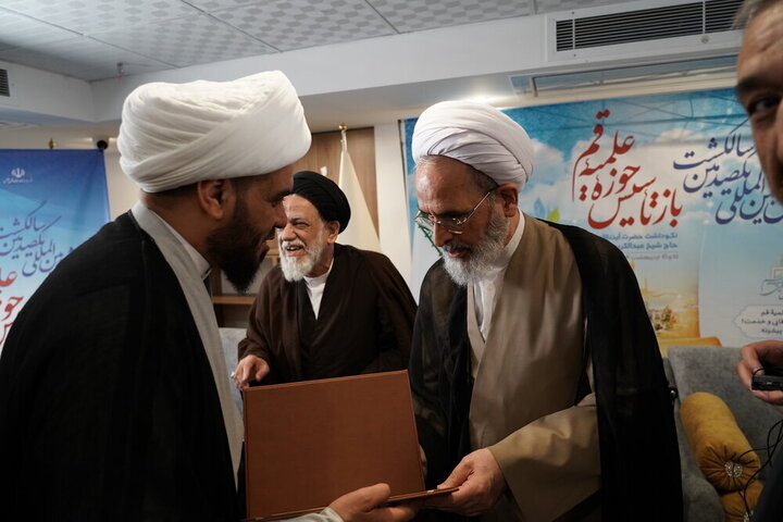 تقرير مصور/ لقاء ضيوف مؤتمر الذكرى المئوية الدولية لتأسيس الحوزة العلمية بقم بآية الله الأعرافي