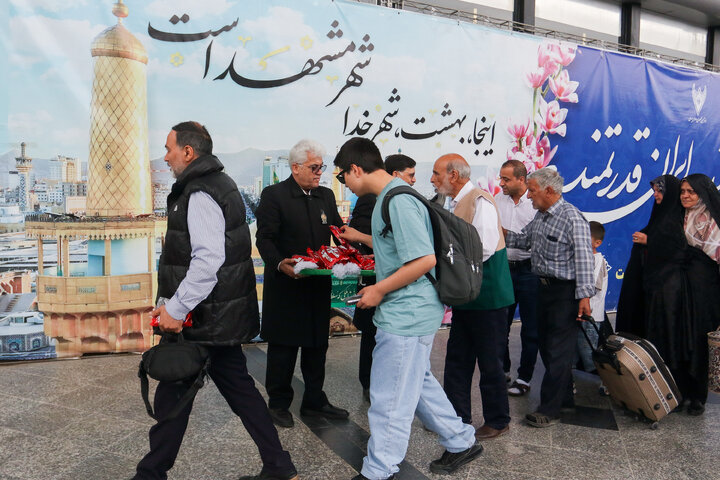 استقبال از زائرین بارگاه منور رضوی در مشهد