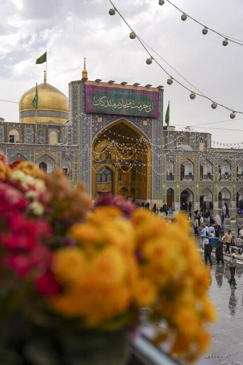 Ambiente espiritual bajo la lluvia en el sagrado santuario de Alí ibn Musa ar-Rida (P)