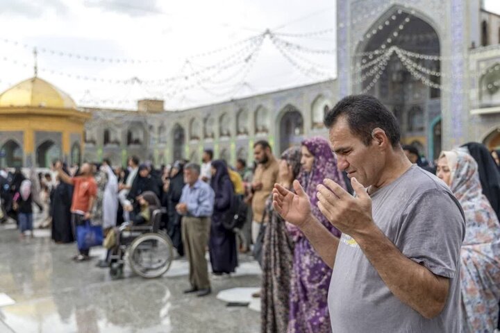 Ambiente espiritual bajo la lluvia en el sagrado santuario de Alí ibn Musa ar-Rida (P)