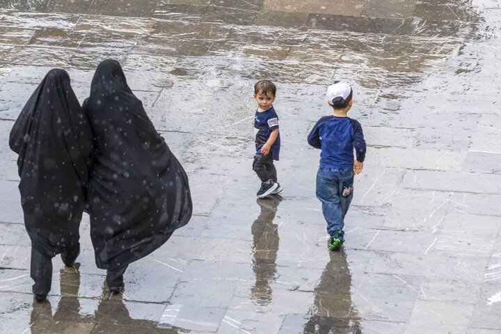 Ambiente espiritual bajo la lluvia en el sagrado santuario de Alí ibn Musa ar-Rida (P)