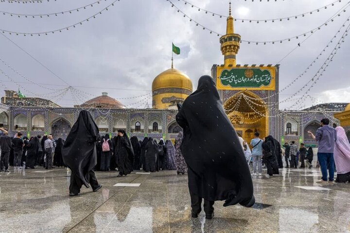 Ambiente espiritual bajo la lluvia en el sagrado santuario de Alí ibn Musa ar-Rida (P)