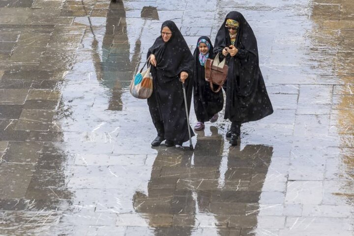 Ambiente espiritual bajo la lluvia en el sagrado santuario de Alí ibn Musa ar-Rida (P)