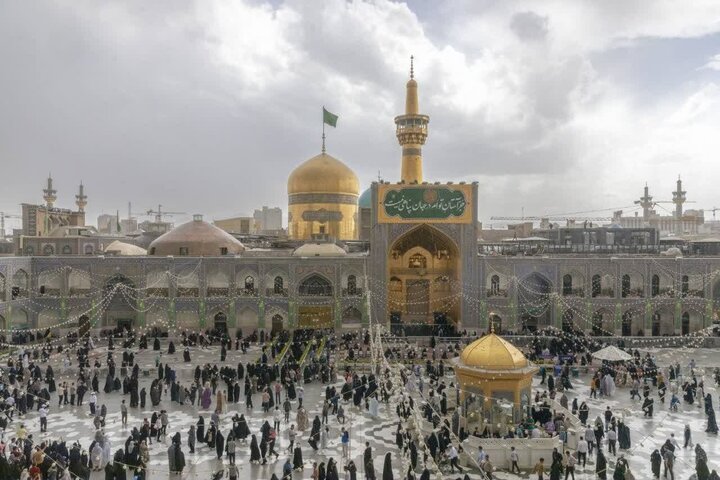Ambiente espiritual bajo la lluvia en el sagrado santuario de Alí ibn Musa ar-Rida (P)