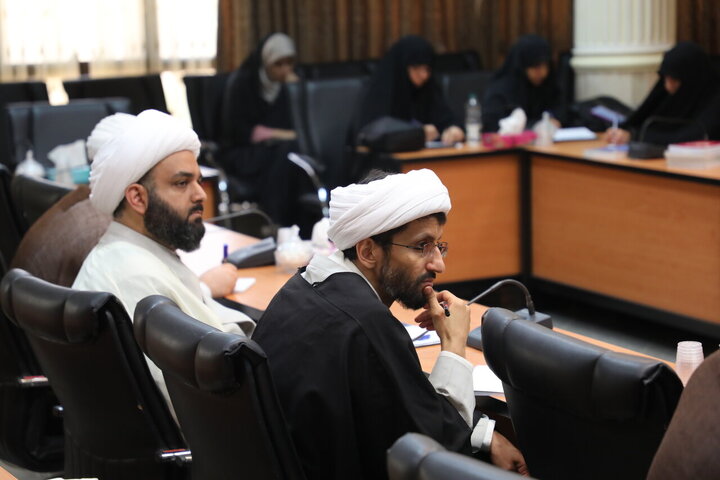 Rapora Wênekanî | Yekem Civîn:  "Qanûna (Yasa)Sivîl û Pirsgirêkên Malbatê yên Hemdem" " bi Axaftina Serokê Navenda Fiqhî û Mafî ya Hêza Dadgehê