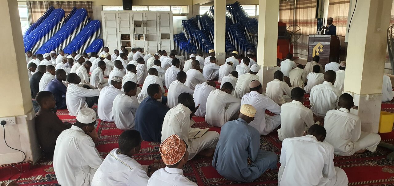 Swala ya Ijumaa Yaswaliwa katika Chuo Cha Jamiat Al-Mustafa (s), Dar-es-Salaam:Khatibu wa Ijumaa Sheikh Bakari Mtulia Azungumzia "Umuhimu wa Kusamehe"