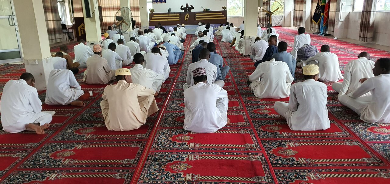 Majlis ya Mazazi ya Imam Ridha (as) yafanyika Jamiat Al-Mustafa(s), Tanzania | Hadithi Toka Vyanzo vya Kisunni Zinathibitisha Makhalifa Kumi na Wawili