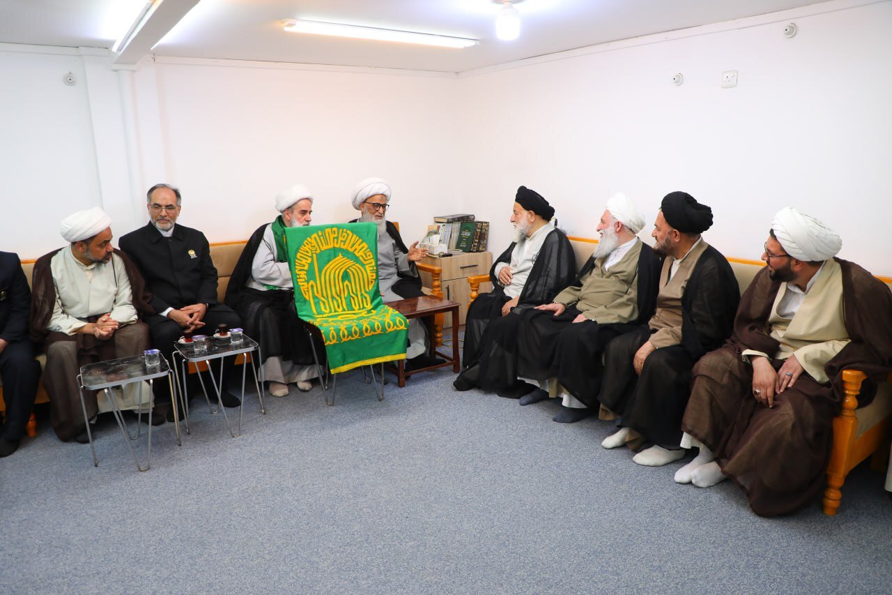 آية الله النجفي يستقبل وفد العتبة الرضويَّة المقدَّسة