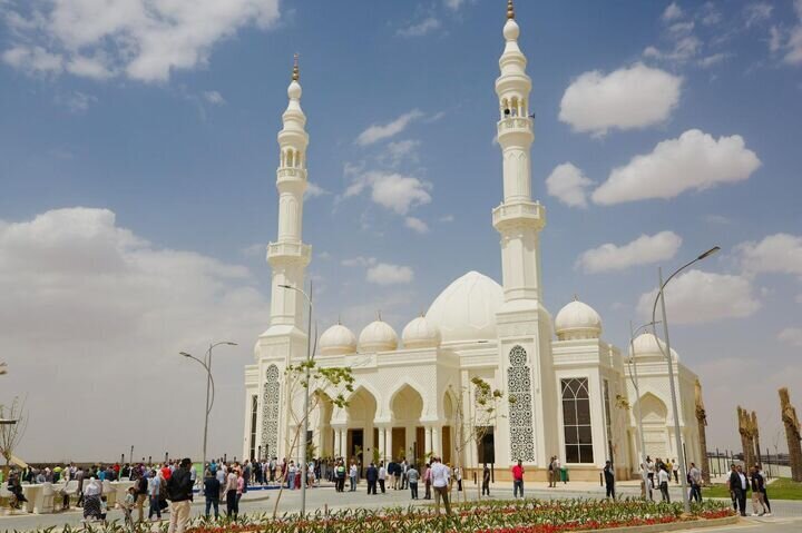 Inaugurazione della grande moschea “Al-Mu’izz” nella città “Mostakbal” del Cairo: un nuovo passo verso uno sviluppo urbano integrato