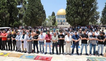 Libu-libo ang nagsasagawa ng mga panalangin ng Biyernes sa Masjid ng Al-Aqsa