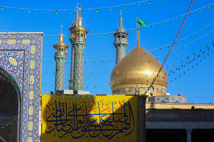 تقرير مصور| نشر لافتات في حرم السيدة المعصومة (ع) بمناسبة ولادة الإمام الرضا (ع)