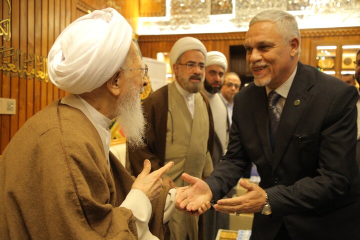 تقدیم روپوش مضجع مطهر آستان مقدس کاظمین به آیت‌الله جوادی آملی + تصاویر