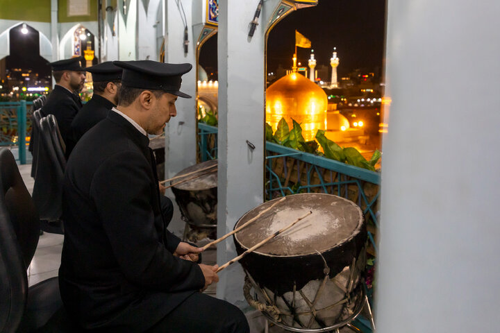 تقرير مصور| ارتفاع صوت النقارة ليلة میلاد الإمام الرضا (ع)