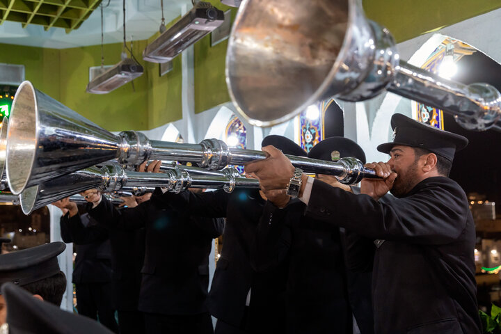 تقرير مصور| ارتفاع صوت النقارة ليلة میلاد الإمام الرضا (ع)