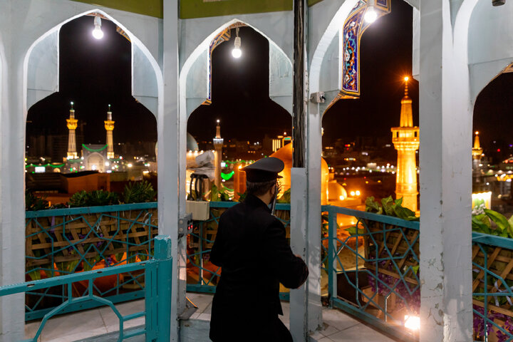 تقرير مصور| ارتفاع صوت النقارة ليلة میلاد الإمام الرضا (ع)