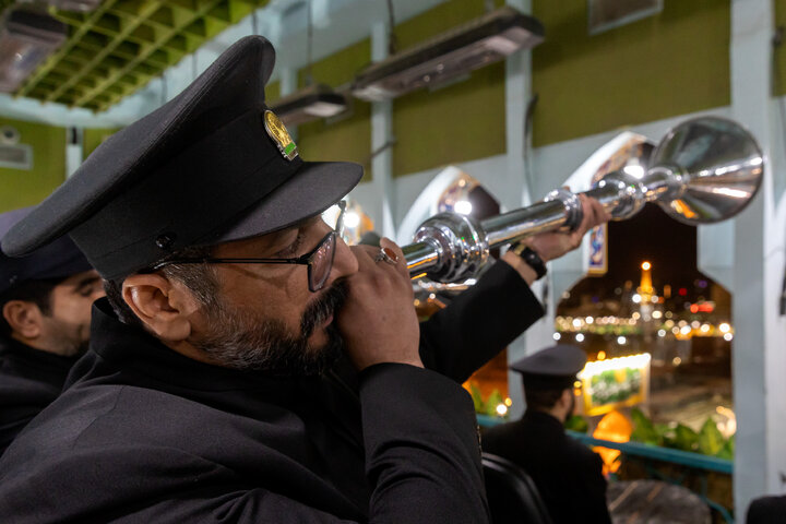 تقرير مصور| ارتفاع صوت النقارة ليلة میلاد الإمام الرضا (ع)