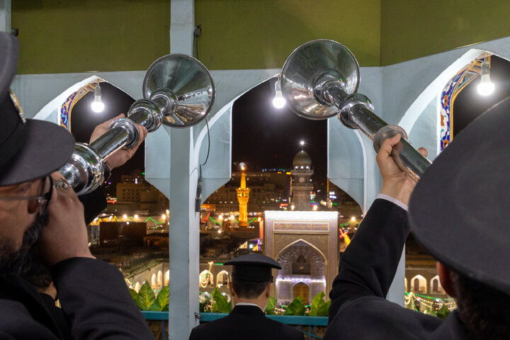 تقرير مصور| ارتفاع صوت النقارة ليلة میلاد الإمام الرضا (ع)