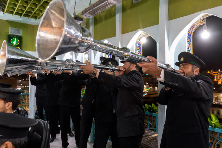 تقرير مصور| ارتفاع صوت النقارة ليلة میلاد الإمام الرضا (ع)
