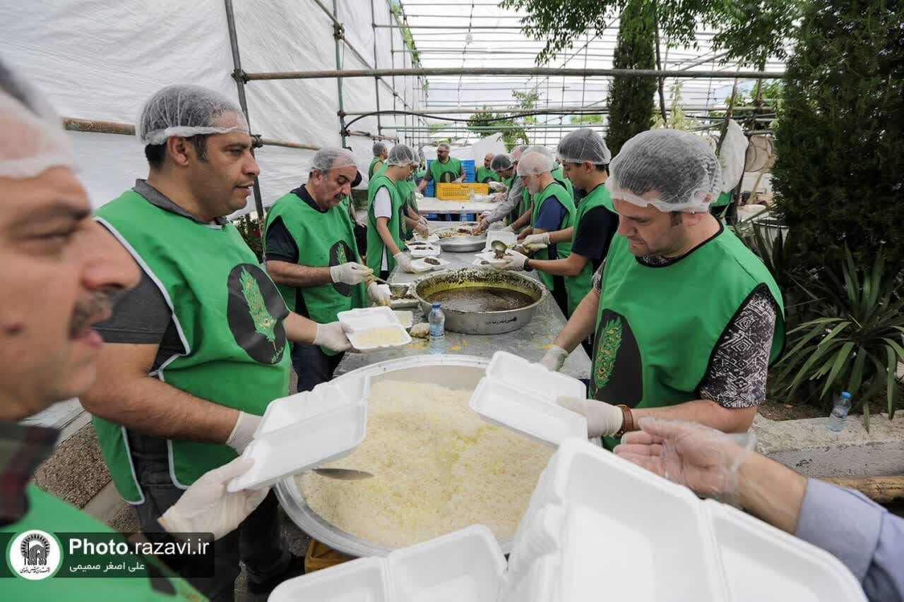 مواكب خدمية جاءت من بلدان مختلفة تقدم خدمات للزوار بمناسبة ولادة الإمام الرضا(ع) في مشهد