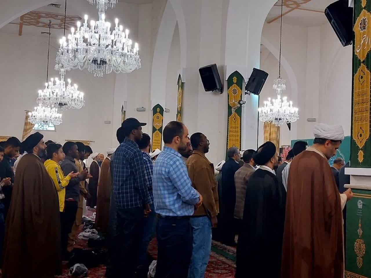 طلاب جامعة المصطفى العالمیة يحتفلون بذكرى ميلاد الإمام الرضا(ع) في الحرم الرضوي