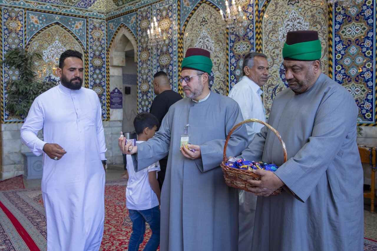 Servants of Al-Abbas shrine offers sweets to visitors on birth of Imam Al-Ridha