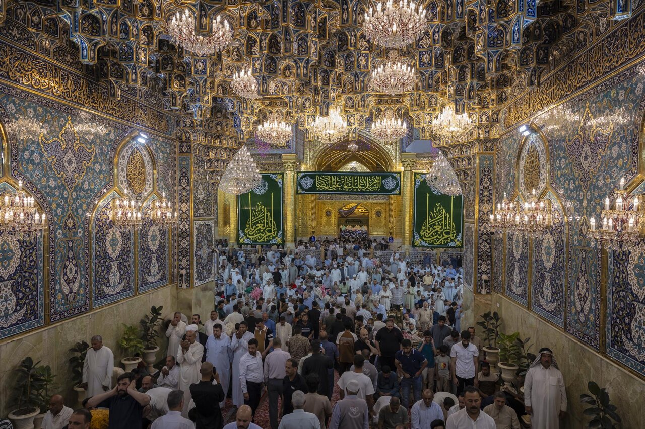 Pilgrims commemorate Thursday night at shrine of Aba al-Fadl al-Abbas (+Photos)