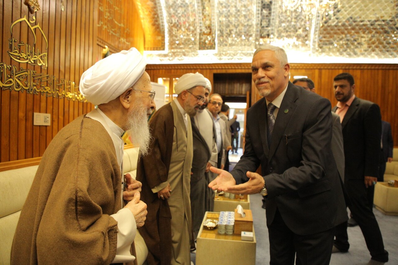 تقدیم روپوش مضجع مطهر آستان مقدس کاظمین به آیتالله جوادی آملی + تصاویر