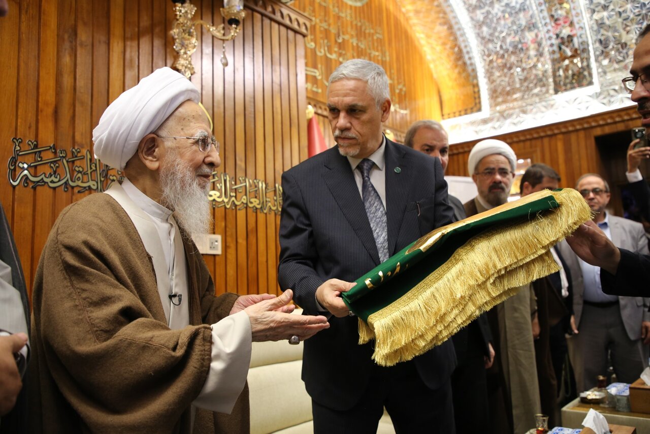 تقدیم روپوش مضجع مطهر آستان مقدس کاظمین به آیتالله جوادی آملی + تصاویر