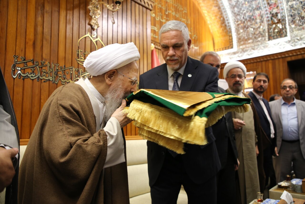 تقدیم روپوش مضجع مطهر آستان مقدس کاظمین به آیتالله جوادی آملی + تصاویر