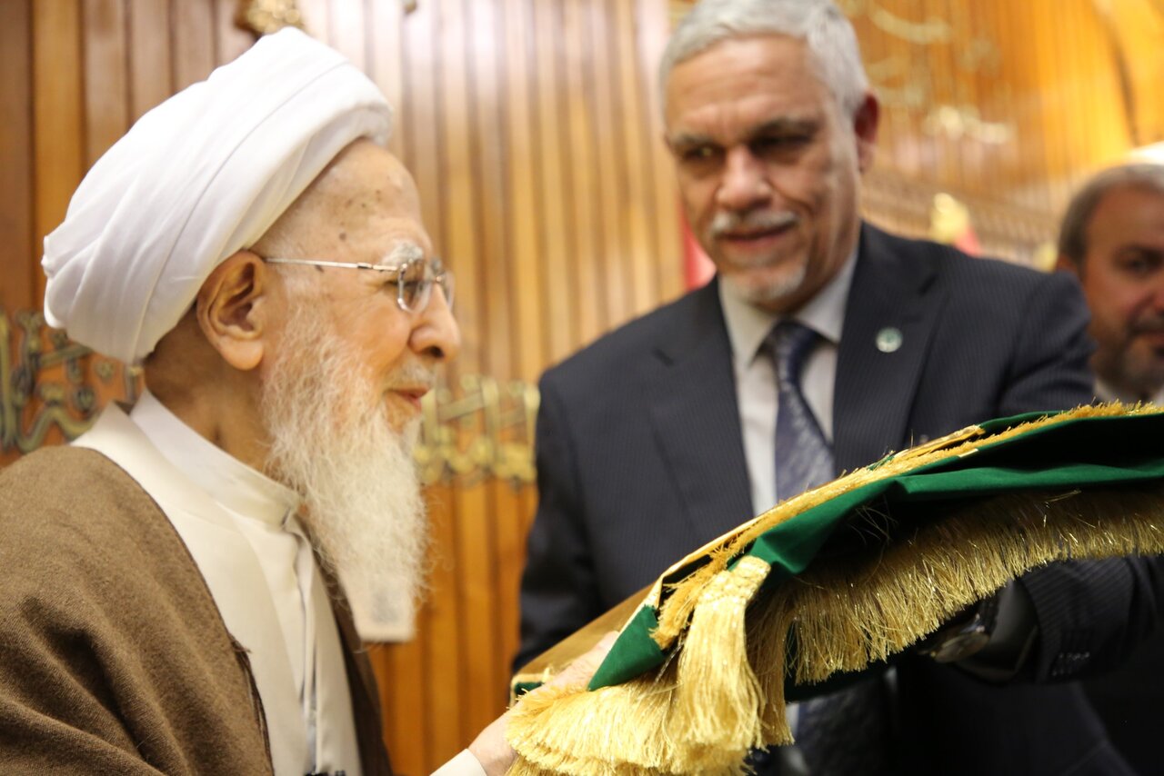 تقدیم روپوش مضجع مطهر آستان مقدس کاظمین به آیتالله جوادی آملی + تصاویر