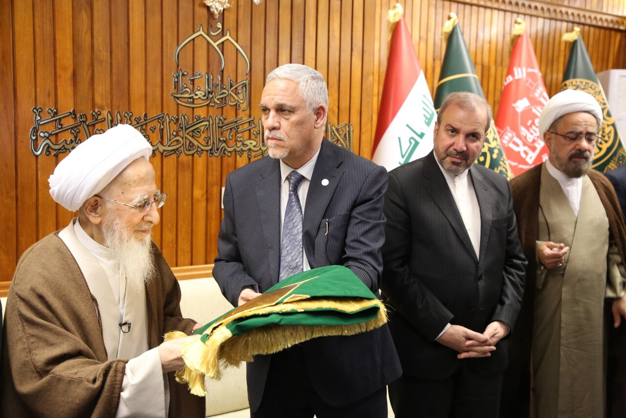 تقدیم روپوش مضجع مطهر آستان مقدس کاظمین به آیتالله جوادی آملی + تصاویر