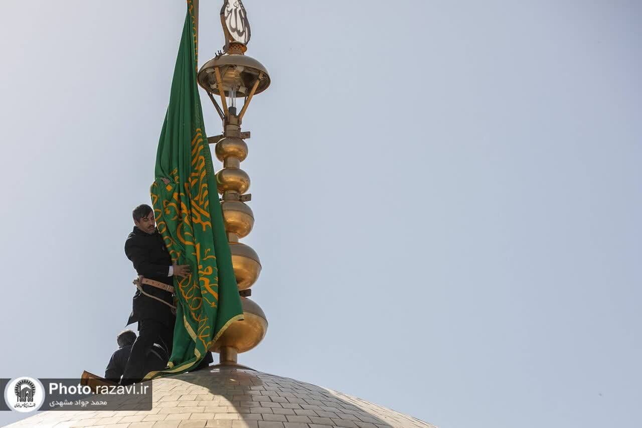 مراسم استبدال راية القبة الرضوية وکسوة القبر الشریف في ذكرى میلاد إمام الرحمة