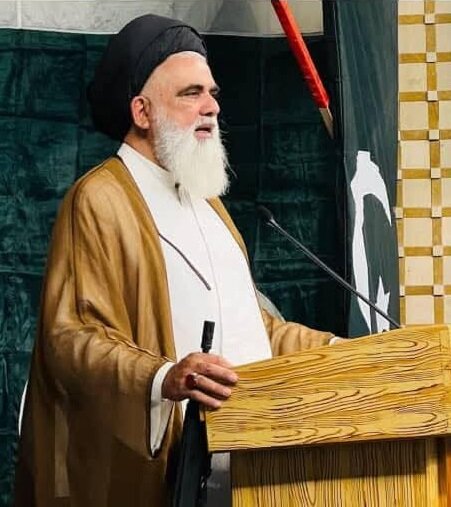 روحانی مشهور پاکستان منبر نماز جمعه را به سنگر جنگ تبدیل کرد + عکس