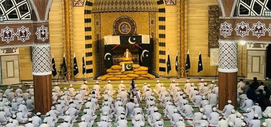 روحانی مشهور پاکستان منبر نماز جمعه را به سنگر جنگ تبدیل کرد + عکس