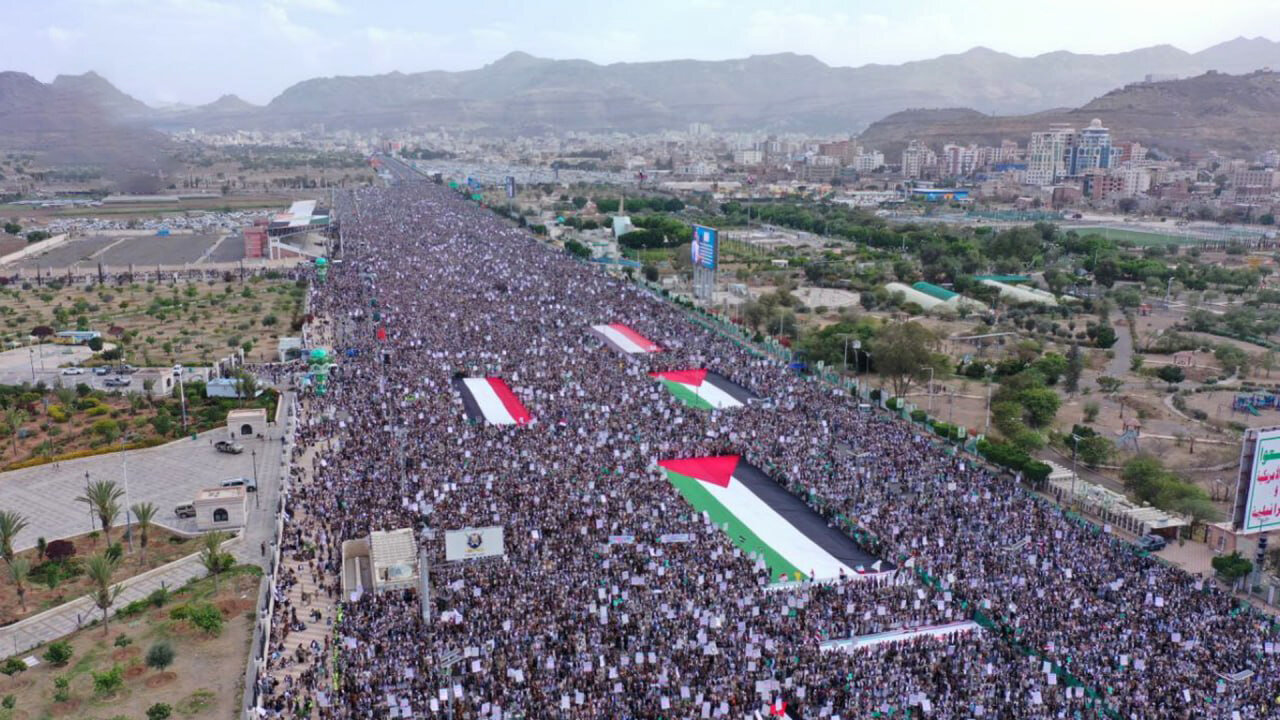 صنعاء تشهد حشدا مليونيا في مسيرة "لنصرة غزة.. بقوة الله هزمنا أمريكا وسنهزم إسرائيل"
