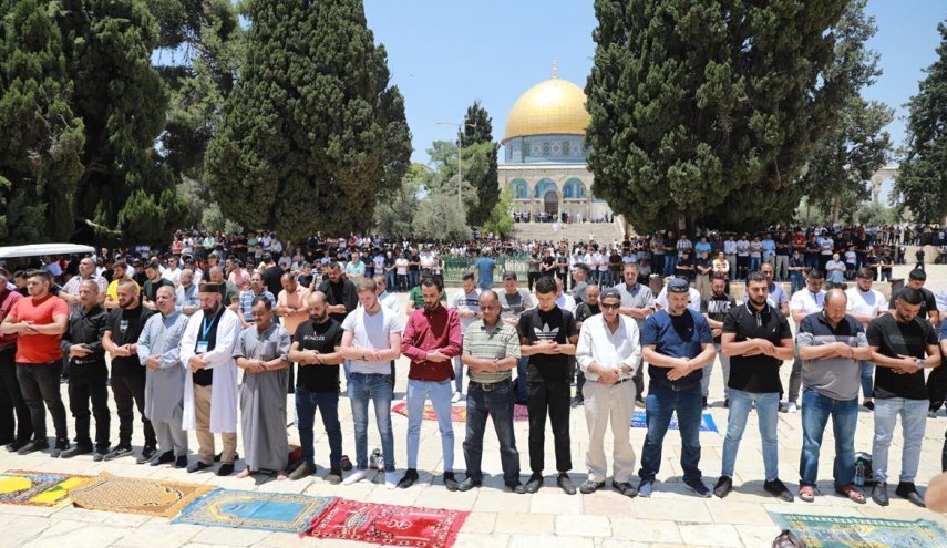 Libu-libo ang nagsasagawa ng mga panalangin ng Biyernes sa Masjid ng Al-Aqsa