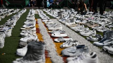 عکس خبری | نمایش ۱۴۰۰ جفت کفش در روتردام هلند در اعتراض به قتل‌عام کادر پزشکی فلسطین