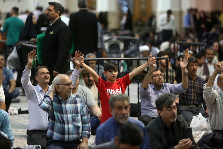 تقرير مصور| إقامة حفل بهيج بمناسبة ولادة الإمام الرضا(ع) في حرم السيدة المعصومة(ع)