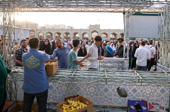 تقرير مصور| العتبة العلويّة تقدم الخدمات للزائرين بمناسبة مولد الإمام الرضا (ع) في مشهد المقدّسة