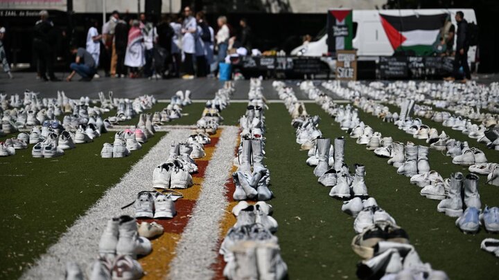 نمایش ۱۴۰۰ جفت کفش در اعتراض به قتل‌عام کادر پزشکی فلسطین در روتردام هلند